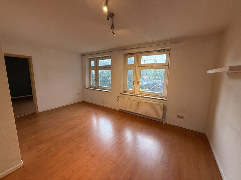 Frisch renovierte 2-Zi-Wohnung mit Einbauküche – Erstbezug nach Renovierung – Stellplatz optional